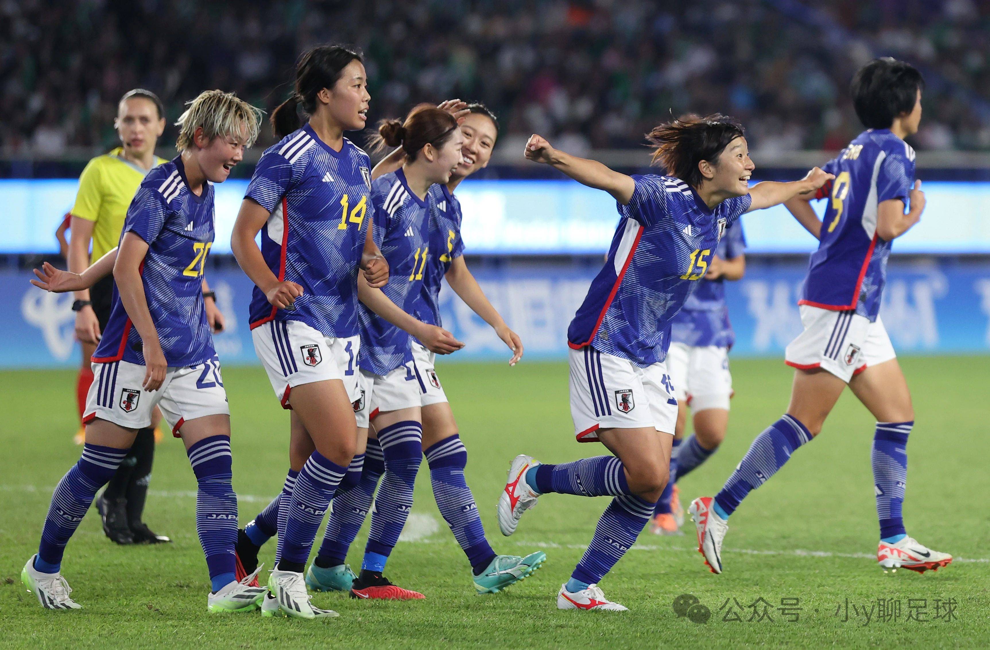 国家女足在比赛中展现超群的技艺和团结一致
