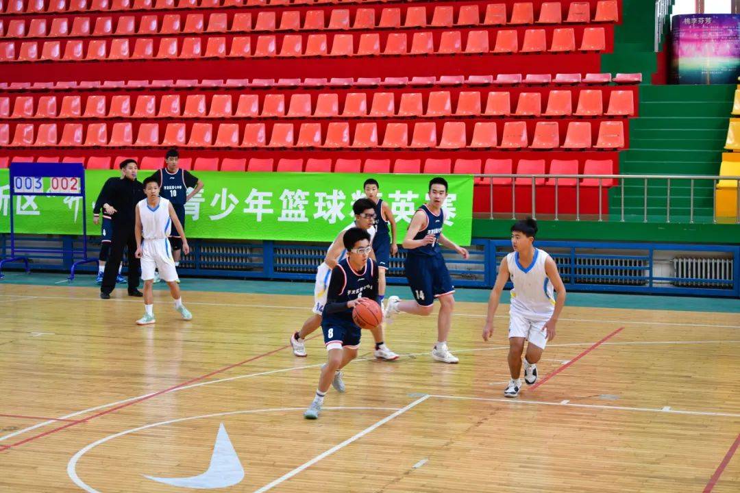 热衷篮球运动的青少年在赛场上大显身手的简单介绍