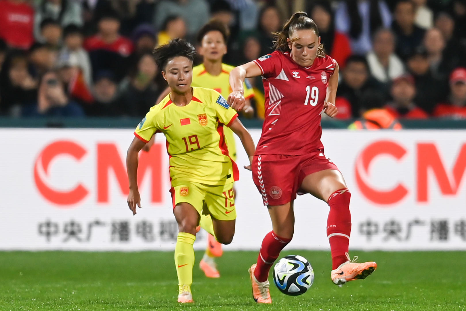 包含精彩巅峰对决：女足赛场上演精彩一幕的词条