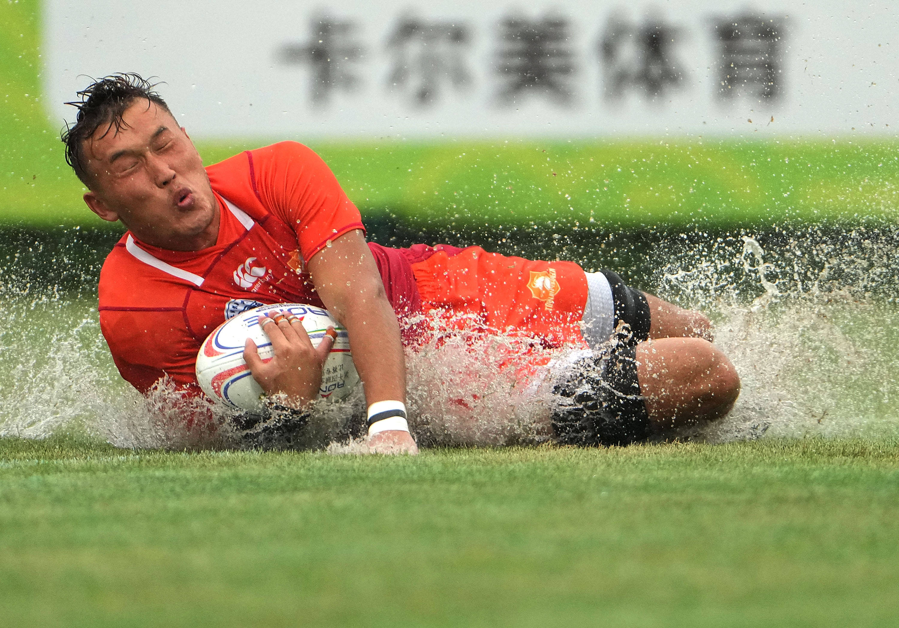 橄榄球球员突破自我,表现堪称完美的简单介绍 橄榄球球员突破自我,表现堪称完美的简单介绍