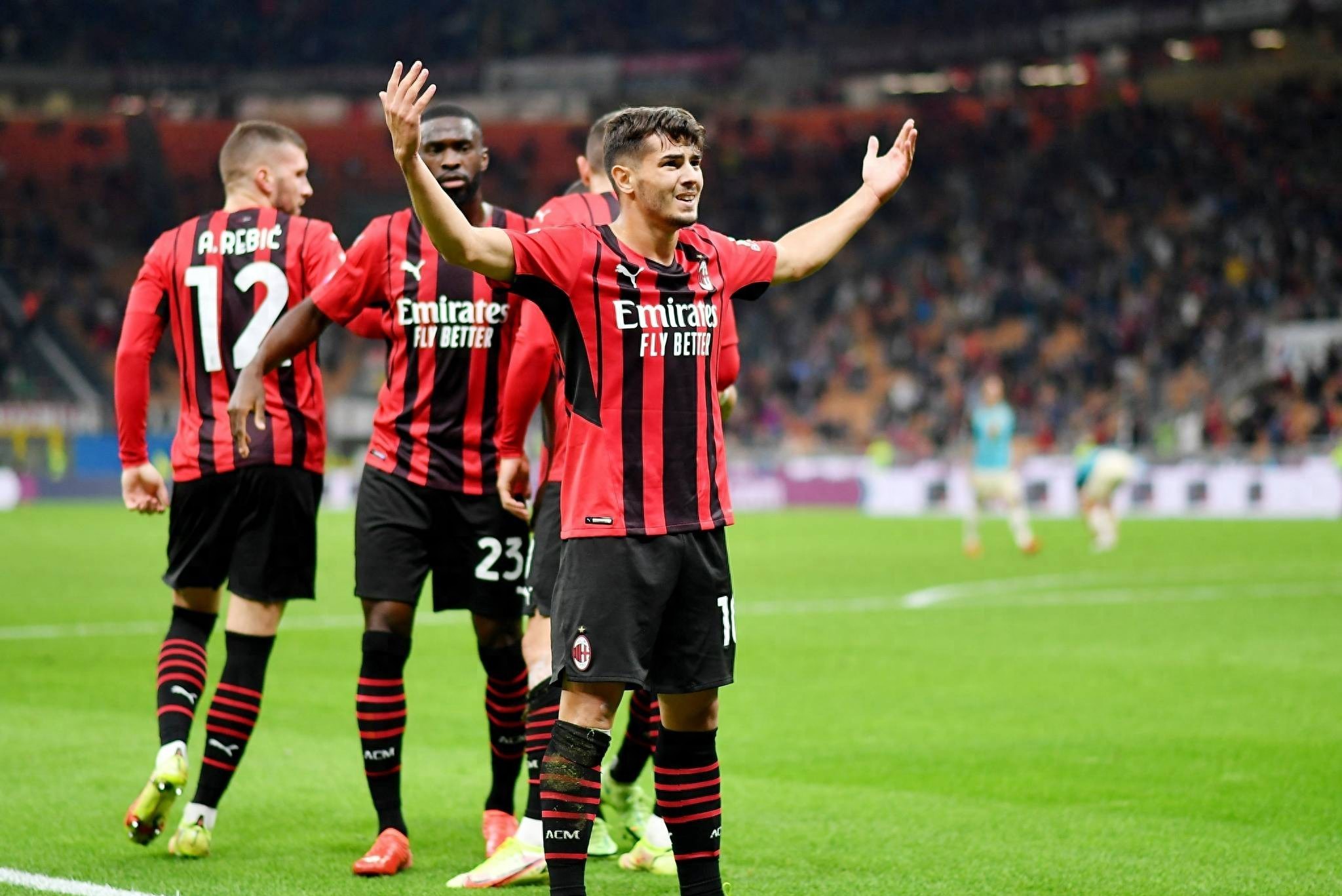 曼城逆转AC米兰,莱万统治全场 曼城逆转AC米兰,莱万统治全场